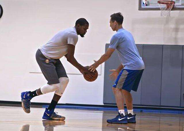 在晚宴上却 在晚宴上却